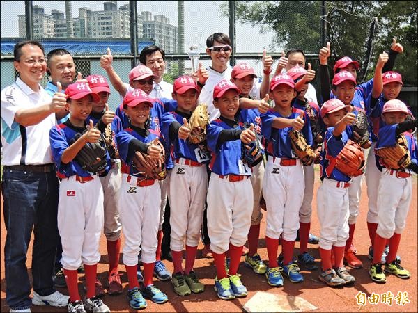 竹林國小棒球隊參加國小棒球運動聯賽軟式組全國賽，闖進前四強，締造47年隊史最佳成績。（記者江志雄攝）