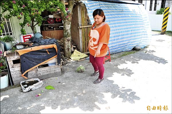 連女指著家門口「黑黑」陳屍的地方，地上還留有黑黑「口吐白沫」和脫糞的痕跡。（記者花孟璟攝）