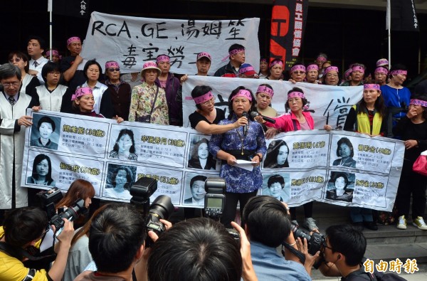 台北地方法院今日針對美國無線電公司（RCA）工傷集體求償案，判決RCA等公司應賠償5億6000多萬元，全案可上訴，員工自救會成員在法院外舉行記者會。（記者王藝菘攝）