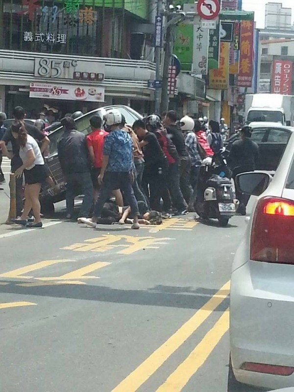 中壢一起車禍，眾人合力將古董賓士車抬起。（翻攝網友Ken Wang照片）