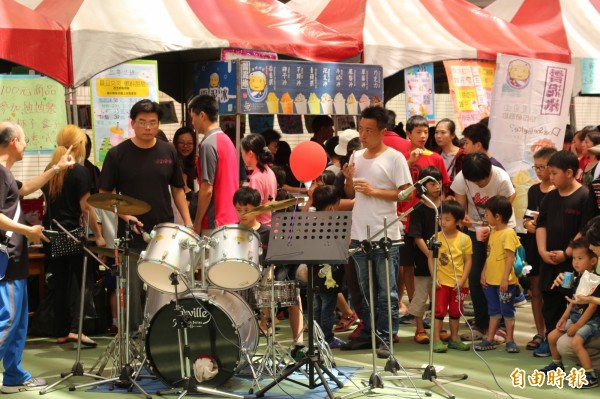 鎮東國小學生秀才藝，現場表演爵士鼓。（記者詹士弘攝）