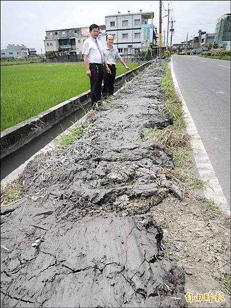 五結鄉中興路旁水利溝清出淤泥置於路肩，影響交通安全，地方人士要求儘速清除。（記者江志雄攝）