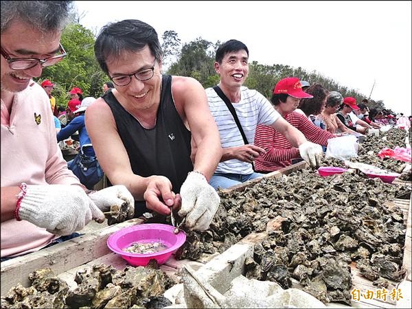 導演戴立忍（左二）應好友李錫添（左三）之邀，把第一次「剝蚵」獻給金門。（記者吳正庭攝）