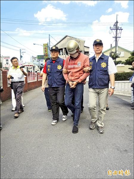 搶走刮刮樂的蕭忠明，被警方逮捕。（記者王善嬿攝）