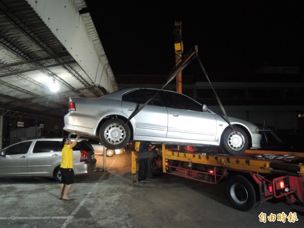 台中銀行虎尾分行搶案嫌犯黃仁郁逃亡的轎車，昨晚在台西蚊港尋獲，專案小組連夜吊回虎尾分局。（記者黃淑莉攝）