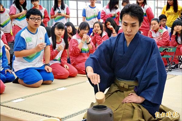 新北市三重高中「欖仁祭」，來自日本的茶道講師為學生示範，學生聚精會神看得很認真。（記者何玉華攝）