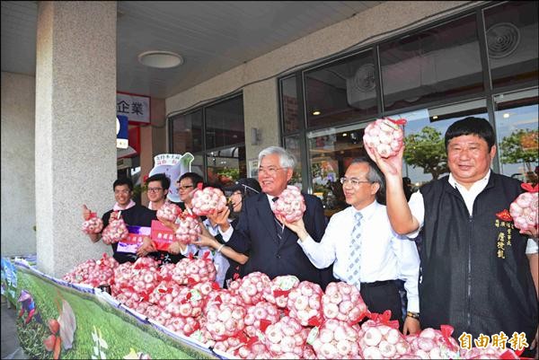 搭配媽祖熱潮，南仁湖西螺服務區昨舉辦媽祖神蒜活動，雲林縣長李進勇（右三）協助義賣蒜頭。（記者黃淑莉攝）