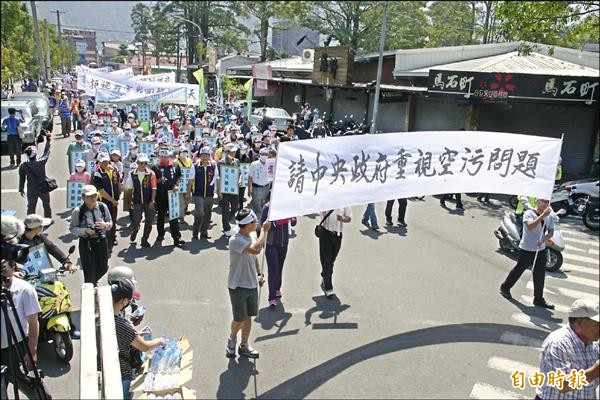 「還我清新空氣遊行誓師」活動，昨在埔里鎮舉行，遊行民眾高舉白布條希望政府重視空污問題。（記者陳鳳麗攝）