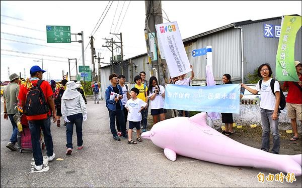 台灣媽祖魚保育聯盟昨天在大度橋頭宣傳保育白海豚（媽祖魚），吸引參加遶境民眾的注意。（記者陳建志攝）