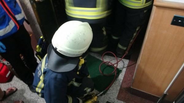 消防局人員破門而入，把已經上吊的陳女搶救送醫。（記者張瑞楨翻攝）