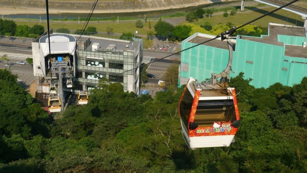 因周邊落雷影響，貓空纜車目前暫停服務。（資料照，記者吳亮儀攝）