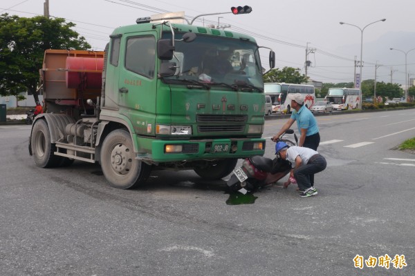 花蓮縣新城鄉今早7點發生驚險車禍，砂石車與對向機車騎士相撞，早餐及物品散落一地，家屬獲報趕往現場處理。（記者王峻祺攝）