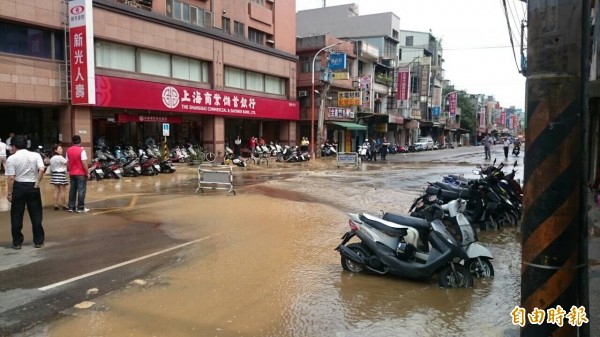 樹新路上海銀行前自來水管破裂，路面淹水10公分。（記者張安蕎翻攝）