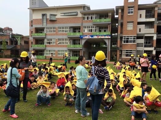 學生們在老師帶領下，疏散至操場。（圖：羅東成功國小提供）