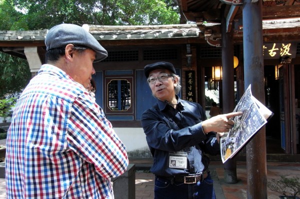 林本源園邸志工鄭勝吉（右）總是細心為遊客導覽林園建築故事。（林本源園邸提供）