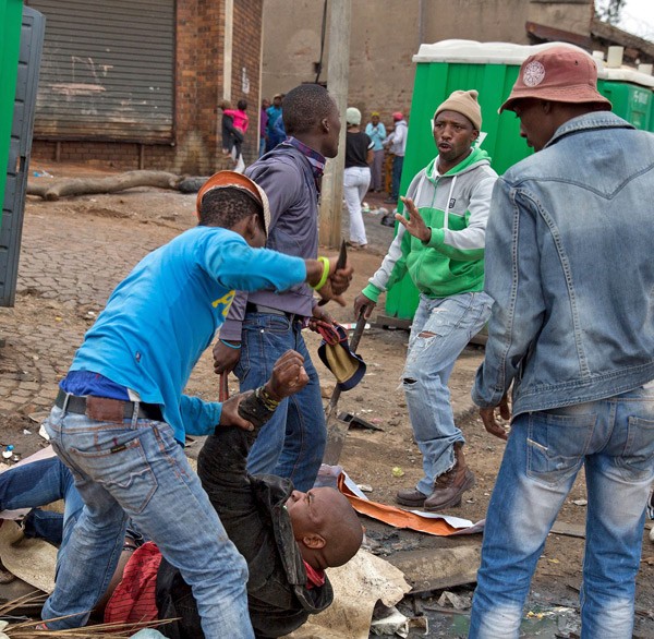 南非排外風潮持續擴大，一名莫三比克男子十八日在約翰尼斯堡貧窮小鎮亞歷山德拉（Alexandra）遭到攻擊，後來傷重不治。（路透）