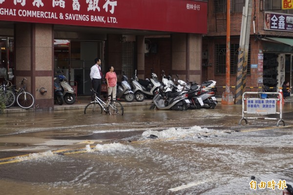 因自來水管破裂，導致新北市樹林區樹新路淹大水，路面隙縫不斷湧出自來水。（記者張安蕎攝）