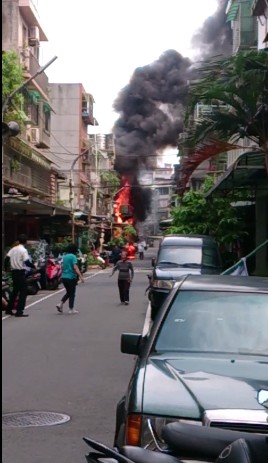 新北市新莊區忠孝路傳出變電箱爆炸意外，經台電證實，火警確實因強震所致，並造成1死1傷。（照片擷自YouTube）