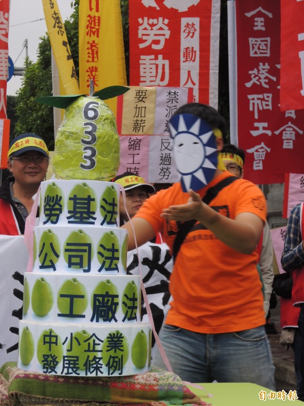 今年五一大遊行行前記者會中以行動劇諷刺政治人物亂開芭樂票騙選票。（記者黃邦平攝）