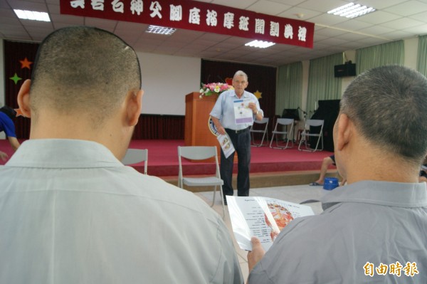 岩灣技訓所首度開辦腳底按摩班，吳若石神父親自到場授課，學員們也聽得專心。（記者王秀亭攝）