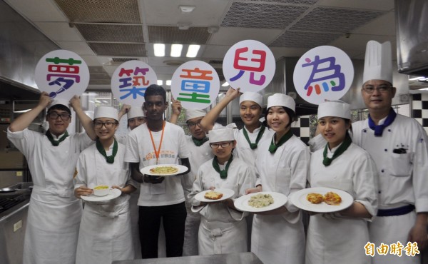 伊瑪．佩里斯跟著育達高中餐飲科學生，一同進行PIZZA料理課程交流。（記者李容萍攝）