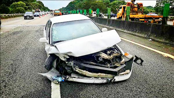 肇事小客車的車頭嚴重毀損。 （消防隊員提供）