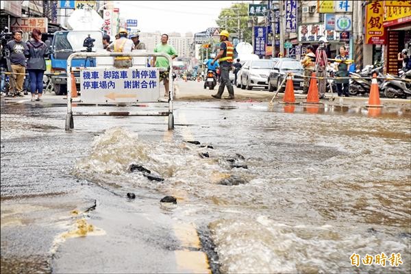 新北市樹林區樹新路淹大水，路面出現「小噴泉」不斷湧出自來水，柏油塌成一個凹洞。（記者張安蕎攝）