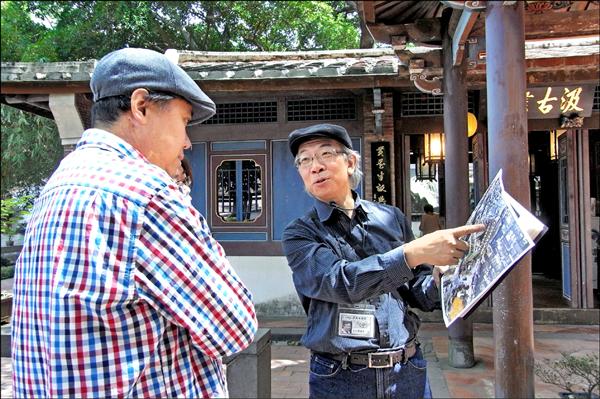 林本源園邸導覽志工鄭勝吉（右）解說風格活潑生動，每年最多累積導覽時數達四百小時。（林本源園邸提供）