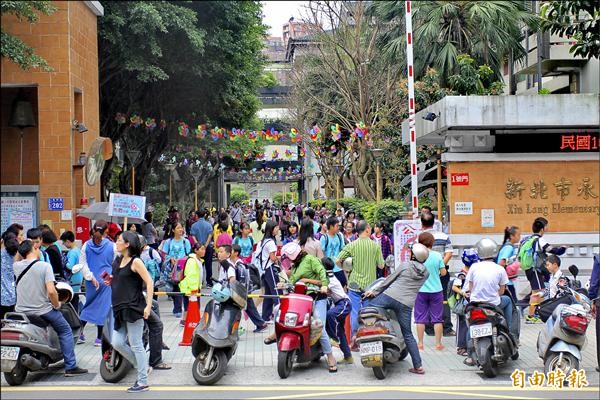 秀朗國小目前還是新北市學生數排名第三的國小。（記者翁聿煌攝）