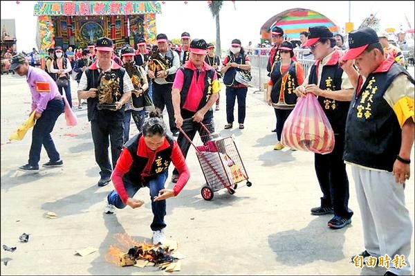 名間鄉受天宮吸引許多信眾前來向玄天上帝祝壽。（記者謝介裕攝）