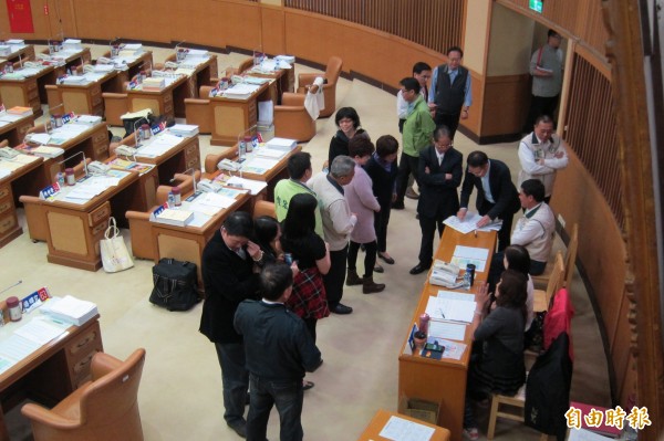 新北市議會民進黨團議員，排隊登記對市長朱立倫施政報告的質詢時間。（記者何玉華攝）