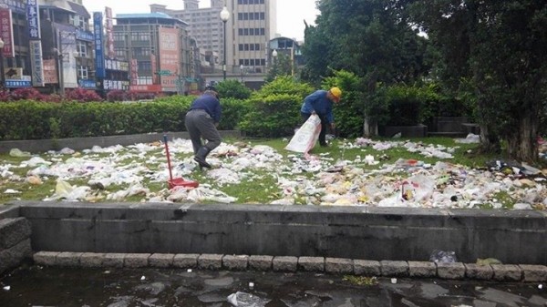 中壢區中央公園的這處草地，被倒了滿地垃圾和雜物，清潔人員清不勝清。（記者李容萍翻攝）