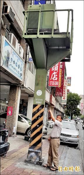 高市站台式變壓器屹立民宅外，住戶視為不定時炸彈要求遷移。（記者陳文嬋攝）