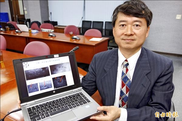 ▲台灣大學光電所教授黃升龍開發獨步全球的「高速次微米三維斷層掃描儀」。（記者吳柏軒攝）