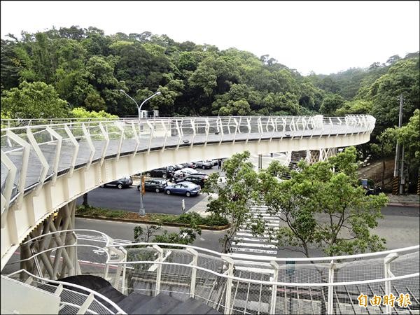 新竹市客家桐花步道及人行天橋完工，市府邀請市民週末到高峰植物園，參加客家桐花祭。（記者洪美秀攝）