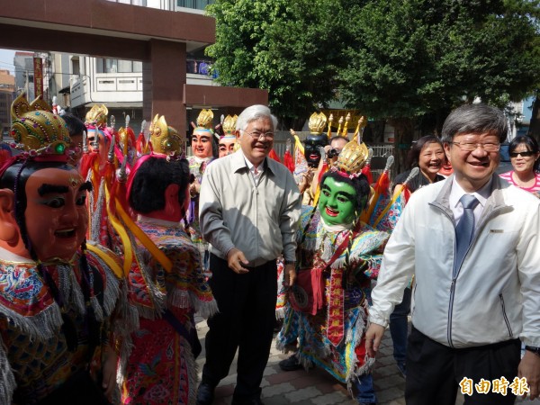 教育部長吳思華（右）今天回家鄉雲林北港，南陽國小學生們和教長、縣長李進勇（中）大跳電音三太子舞。（記者林曉雲攝）