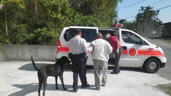 警犬王小胖（黑色狗）看到80多歲葉姓老翁有異狀，急忙吠叫、讓警方即時替心臟病發的老翁叫救護車。（警方提供）