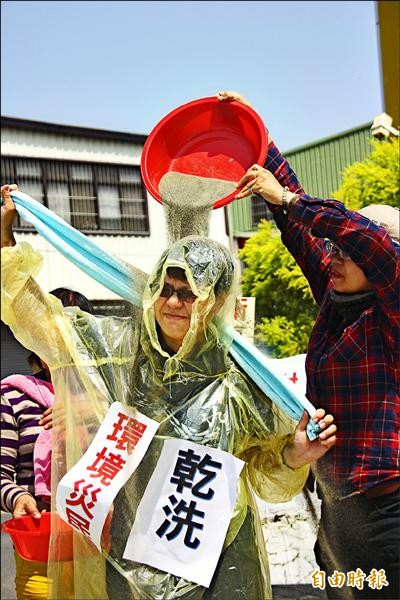 環團演出行動劇，用沙子沖洗，象徵未來水庫恐剩沙土。（記者林宜樟攝）