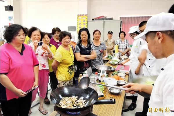 嘉南藥理大學餐旅管理系師生到港東社區示範老人、身障者健康料理，婆婆媽媽認真學習。（記者劉婉君攝）