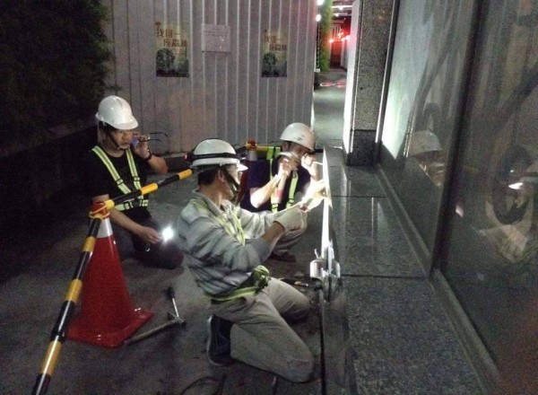 大巨蛋旁捷運站早上被市議員何志偉踢爆現裂痕，半夜凌晨捷運局包商就到場施工，疑換石材，遭質疑滅證。（圖：松菸護樹志工團提供）