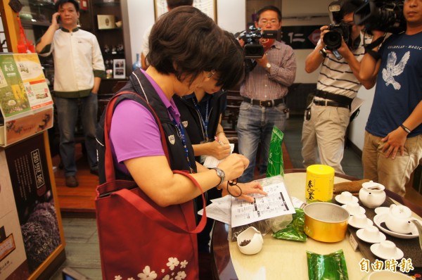 國內茶飲食品相繼出包，彰化縣衛生局今天總動員稽查人力，突擊檢查縣內手搖茶飲專賣店。（記者張聰秋攝）