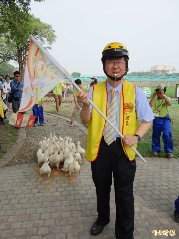 教育部長吳思華下鄉訪視偏鄉學校，變身趕鴨人。（記者林曉雲攝）