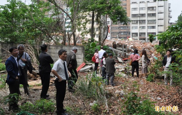 處理小組一行人前往遺址現場會勘。（記者蔡彰盛攝）