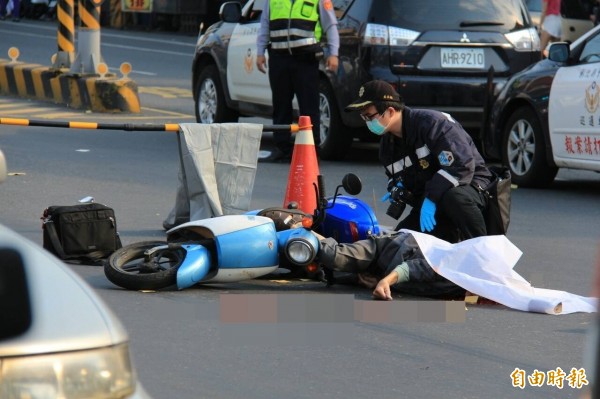 彰化花壇鄉下午發生老翁擦撞大貨車的死亡車禍，老翁當場倒地，腦漿溢出。警方上前覆蓋白布鑑定事故原因。（記者陳冠備攝）