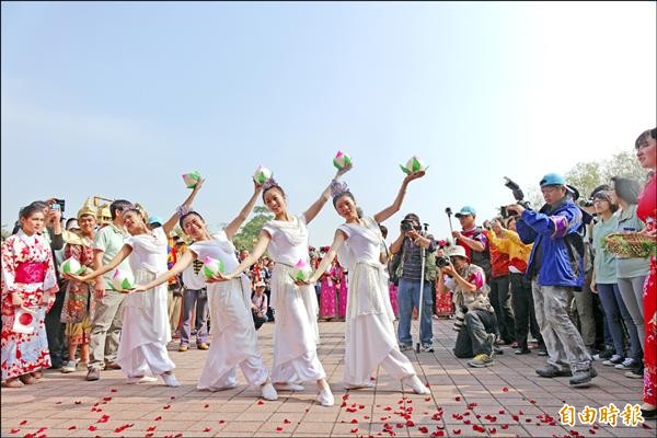 宅男女神夏語心（右二）扮仙女獻壽桃，在明道大學恭迎大甲媽。（記者劉曉欣攝）