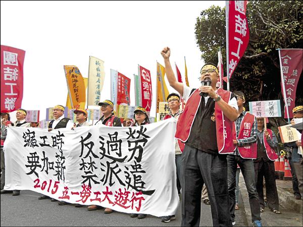 全國勞工最快可望明年一月一日起全面週休二日，全國各工運團體仍決定五一勞動節上街大遊行，表達心聲。（資料照）