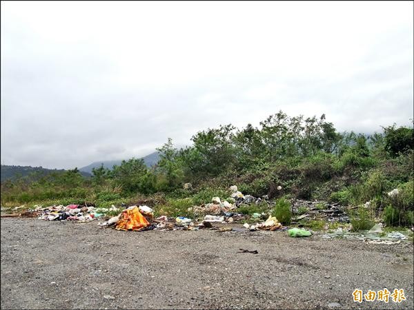 捷地爾「知本綜合遊樂區」開發案延宕數十年，造成知本濕地垃圾成堆、雜草叢生成荒地。（記者陳賢義攝）