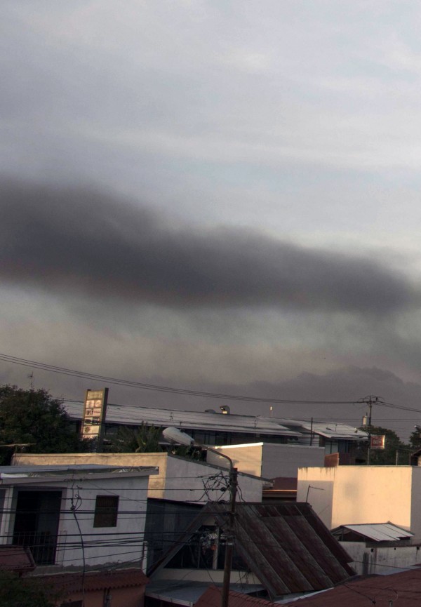 哥斯大黎加圖里亞爾瓦火山接連噴發，當地機場緊急關閉。（法新社）