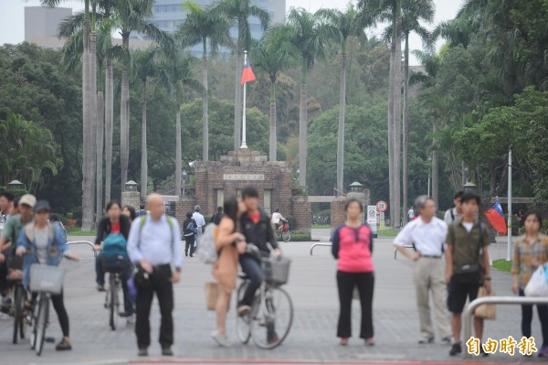 台灣大學98年至102年間，進行全校節能燈具汰換，教育部專款補助5成，台大總務處前專員李明禮，涉向業者收取回扣178萬元，因李明禮與3業者均認罪，台北地檢署今依貪污治罪條例起訴4人。圖為台大校門口。（資料照，記者方賓照攝）