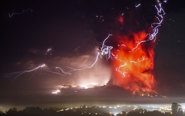 卡爾布科火山第二度噴發威力更強，火山熔岩、煙塵直衝天際，伴隨閃電的景象，畫面相當震撼。（美聯社）